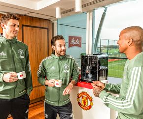 Showing the soccer team of Manchester United drinks Melitta coffee